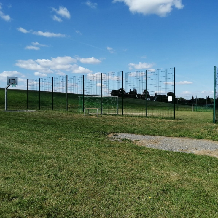 Bolzplatz mit Kinderspielplatz – Bild 5