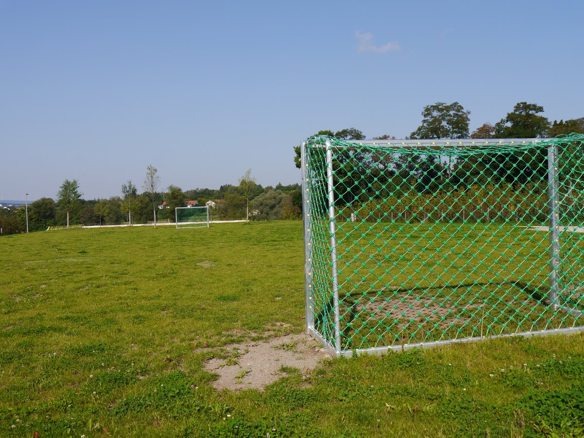 Bolzplatz mit Kinderspielplatz – Bild 6
