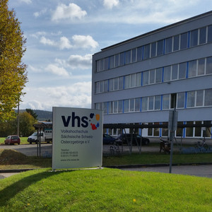 Volkshochschule Sächsische Schweiz-Osterzgebirge e.V. Hauptgeschäftsstelle Pirna – Bild 1