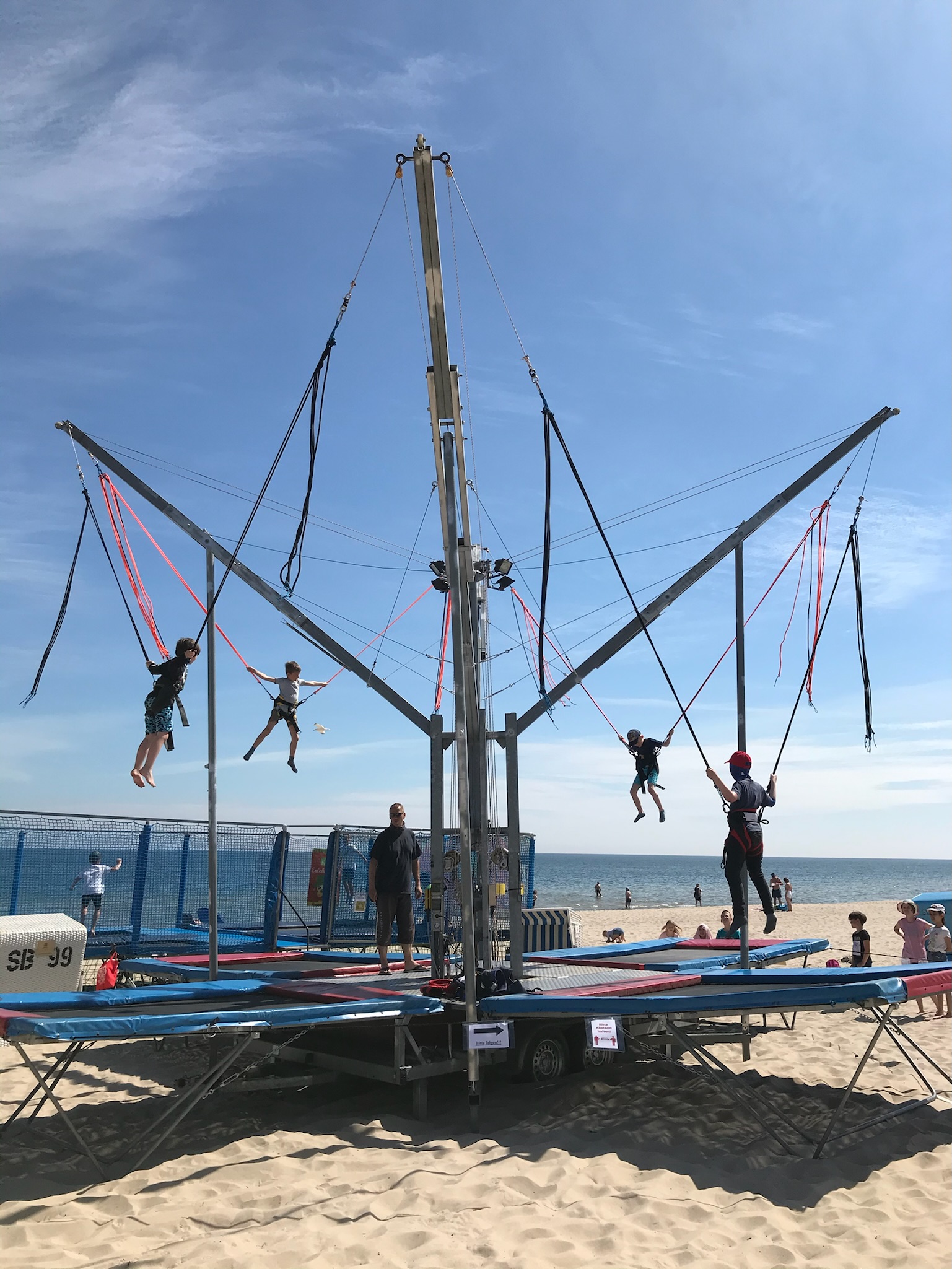 Trampolin u. Bungee Trampolin am Strand Zinnowitz – Bild 1