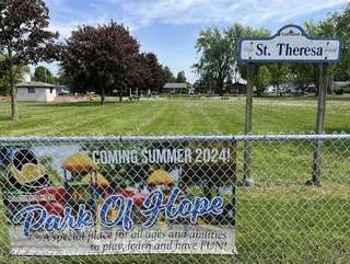 St. Theresa Park/Park of Hope Playground – Bild 4