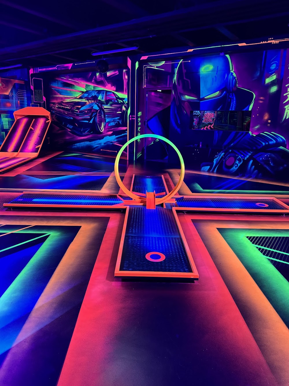 Gameplex Paderborn | Schwarzlicht 3D Minigolf • LightJumper • Billiard • Darts • Arcade – Bild 1