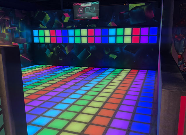 Gameplex Paderborn | Schwarzlicht 3D Minigolf • LightJumper • Billiard • Darts • Arcade – Bild 6