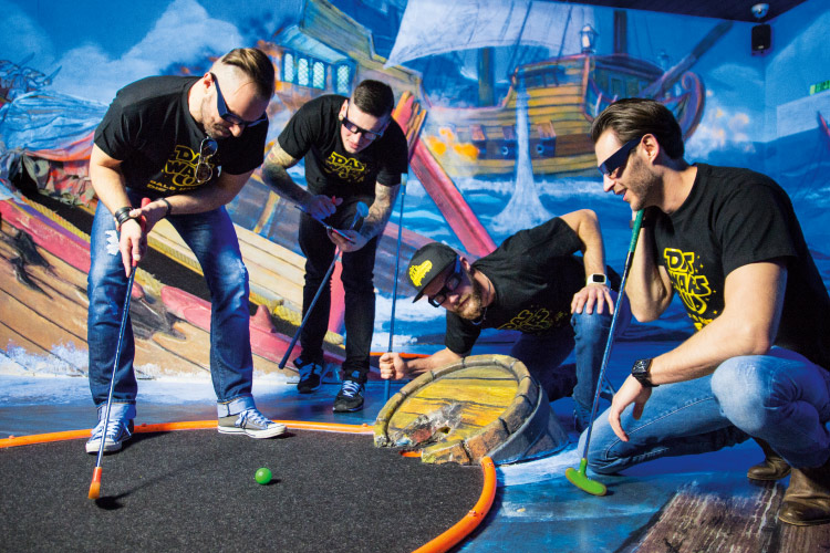 Schwarzlicht Minigolf in Lübeck – Bild 1