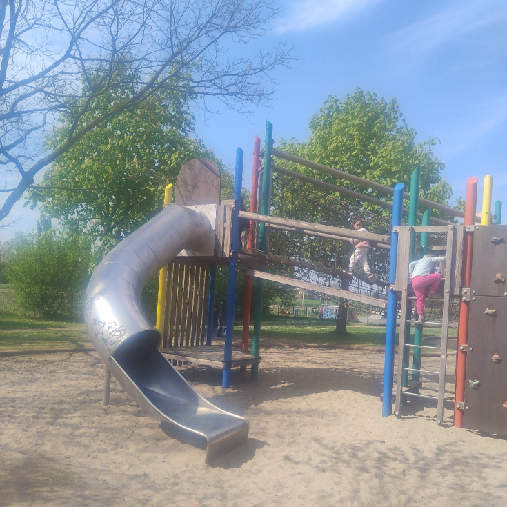 Spielplatz – Bild 1