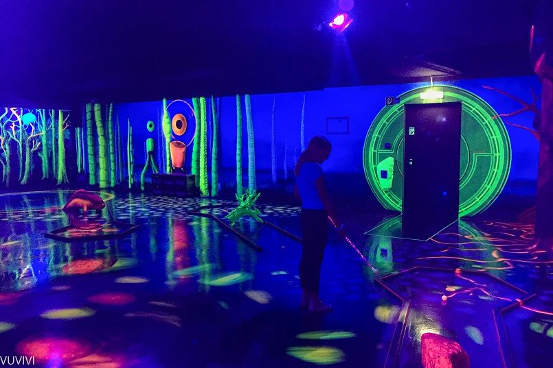 Schwarzlicht Semester Minigolf Essen – Bild 4