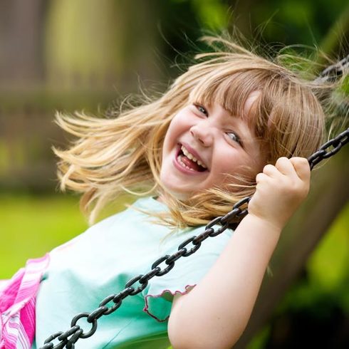 Spielplatz mit 2 Schaukeln – Bild 2