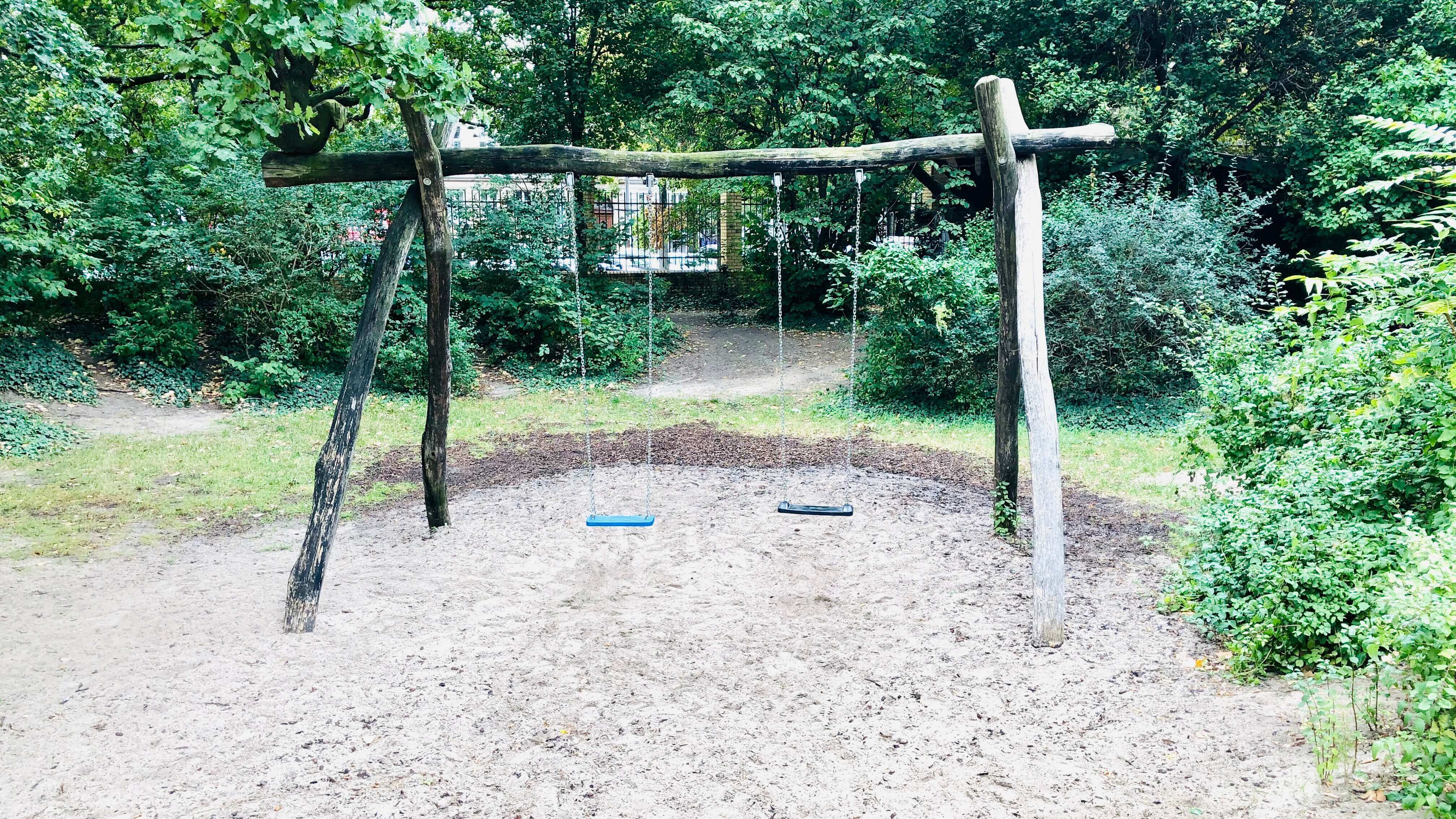 Spielplatz mit 2 Schaukeln – Bild 3