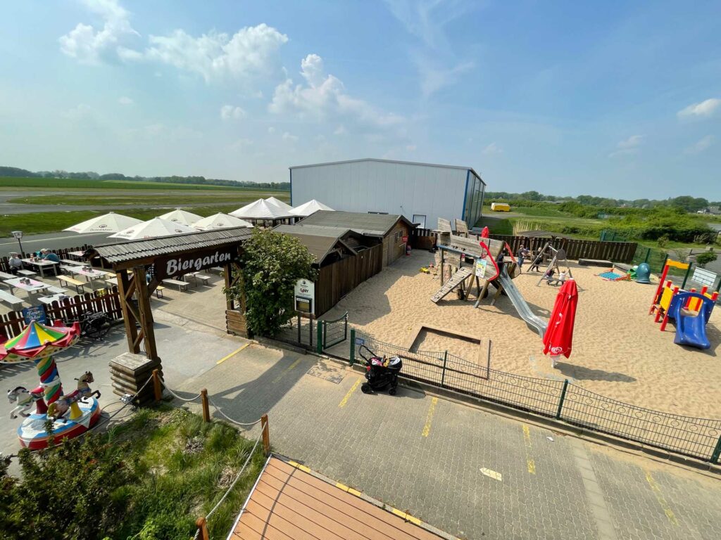 Vest Alm Biergarten am Flugplatz Loemühle – Bild 1
