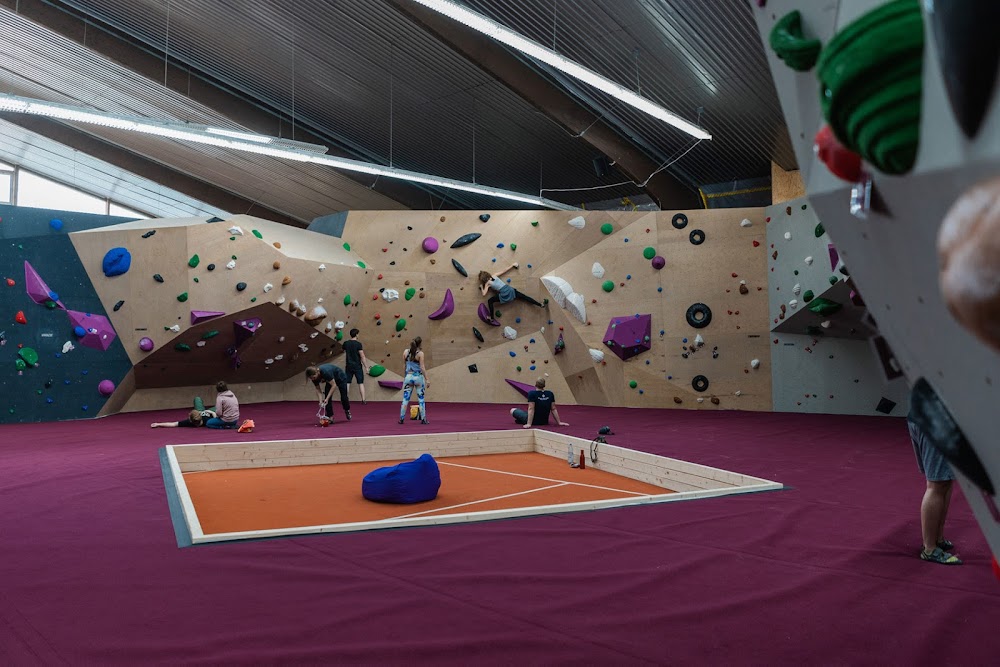 einstein Klettern in der Boulderhalle Duisburg | Kindergeburtstag - Schulsport - Ferienprogramme – Bild 1