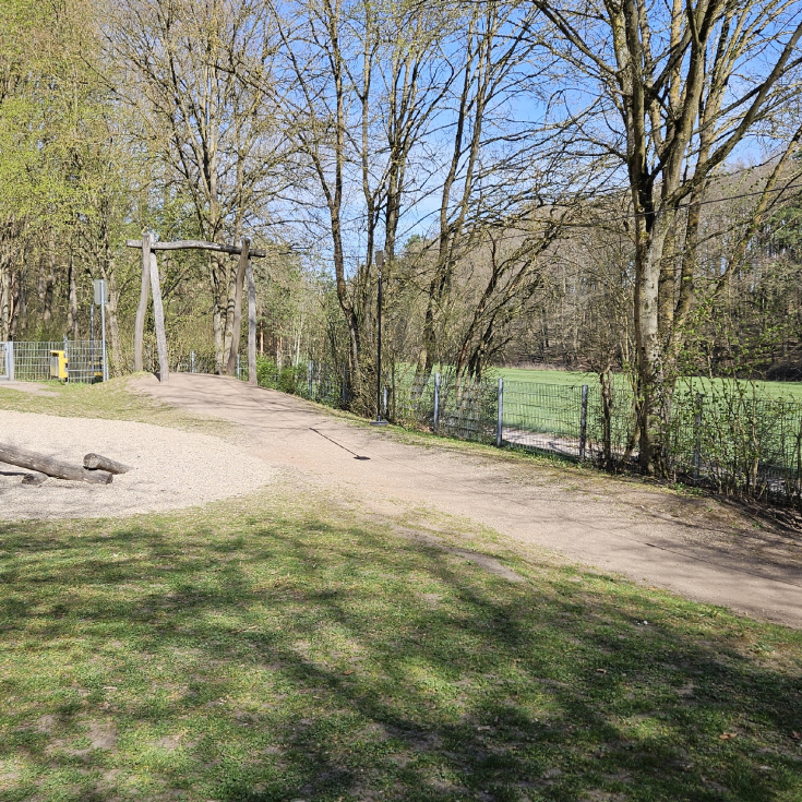 Spielplatz am Ortsrand – Bild 3