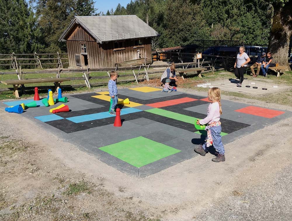 Outdoor-"Mensch ärgere dich nicht"-Spieltisch – Bild 1