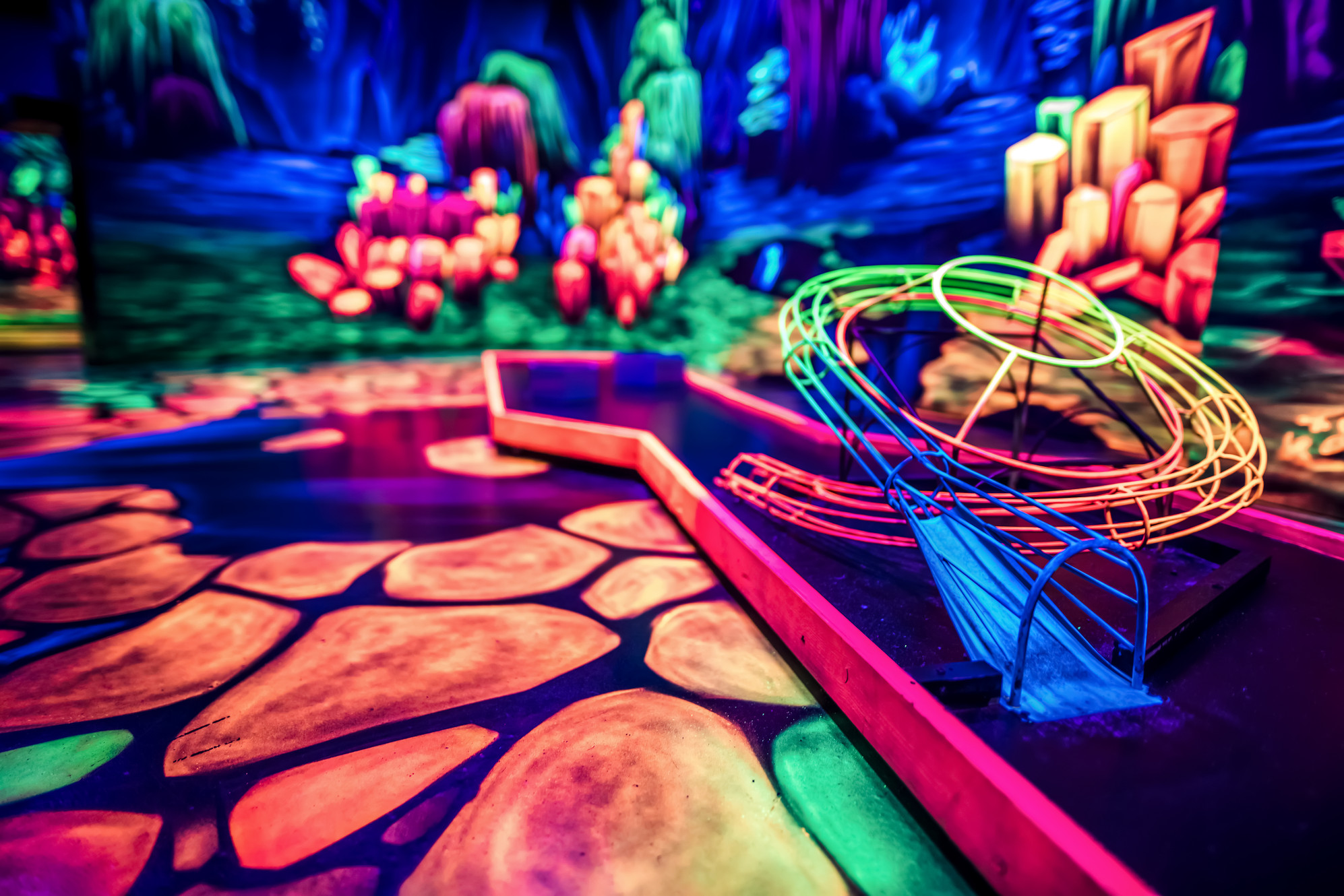 Farbrausch 3D Schwarzlicht Minigolf – Bild 1
