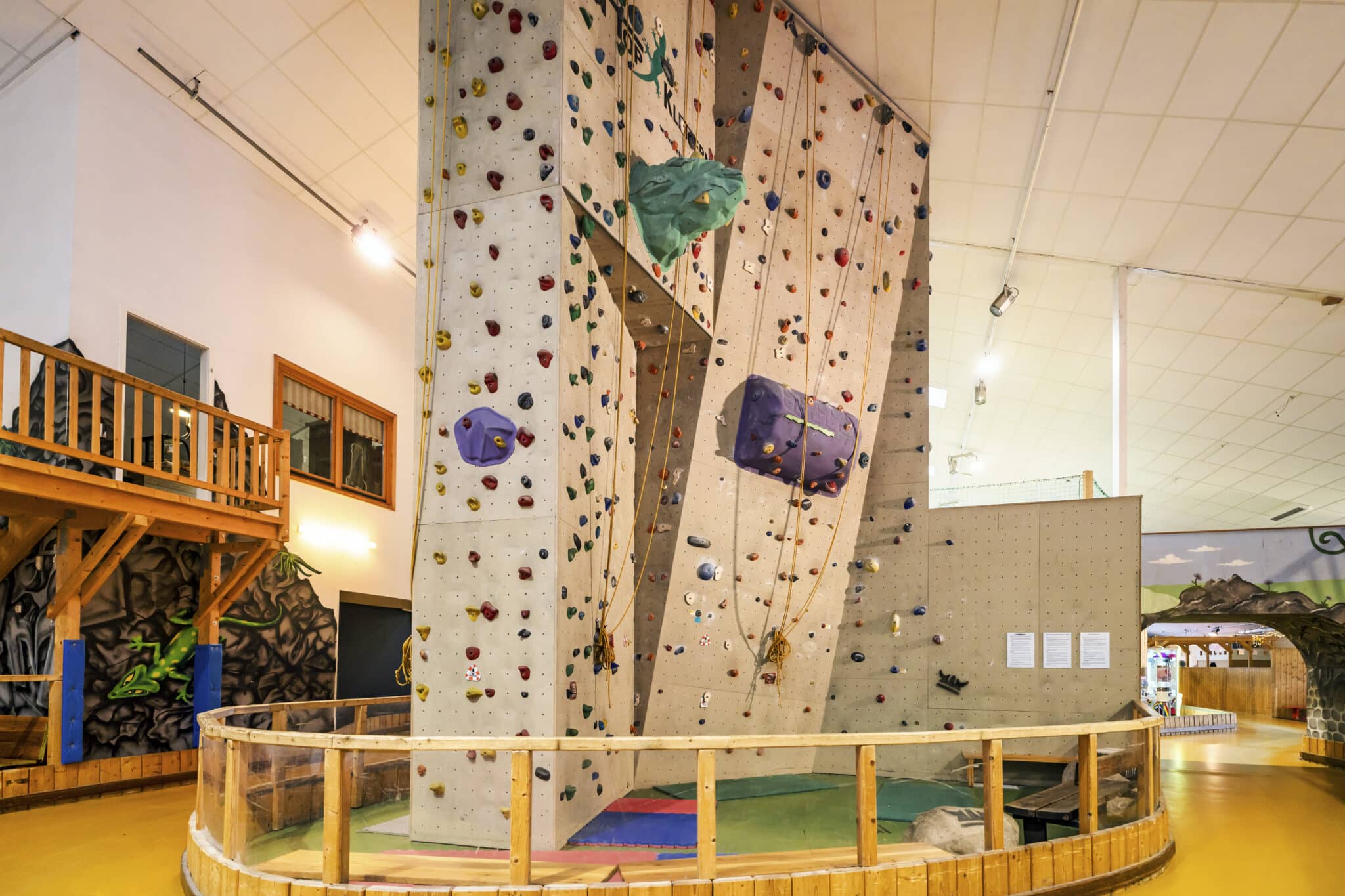Indoor-Spaßpark Funhalla für Kinder und Jugendliche in Damp – Bild 1