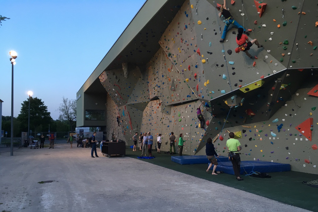 Kletteranlage bei der Paul Horn-Arena – Bild 1