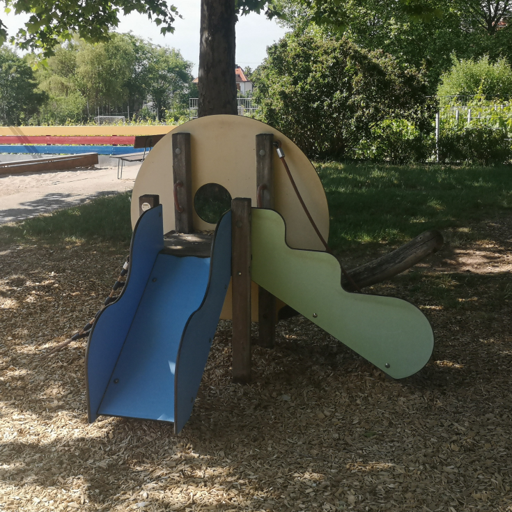 Spielplatz an der Schule – Bild 2