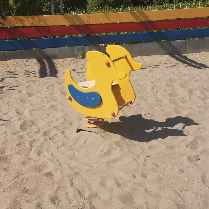 Spielplatz an der Schule – Bild 5