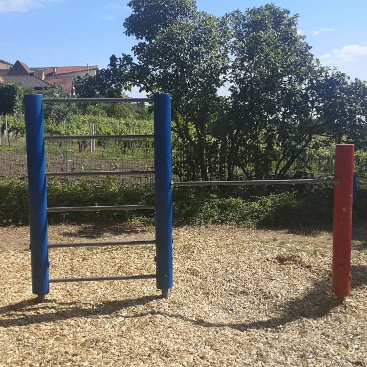 Spielplatz an der Schule – Bild 6
