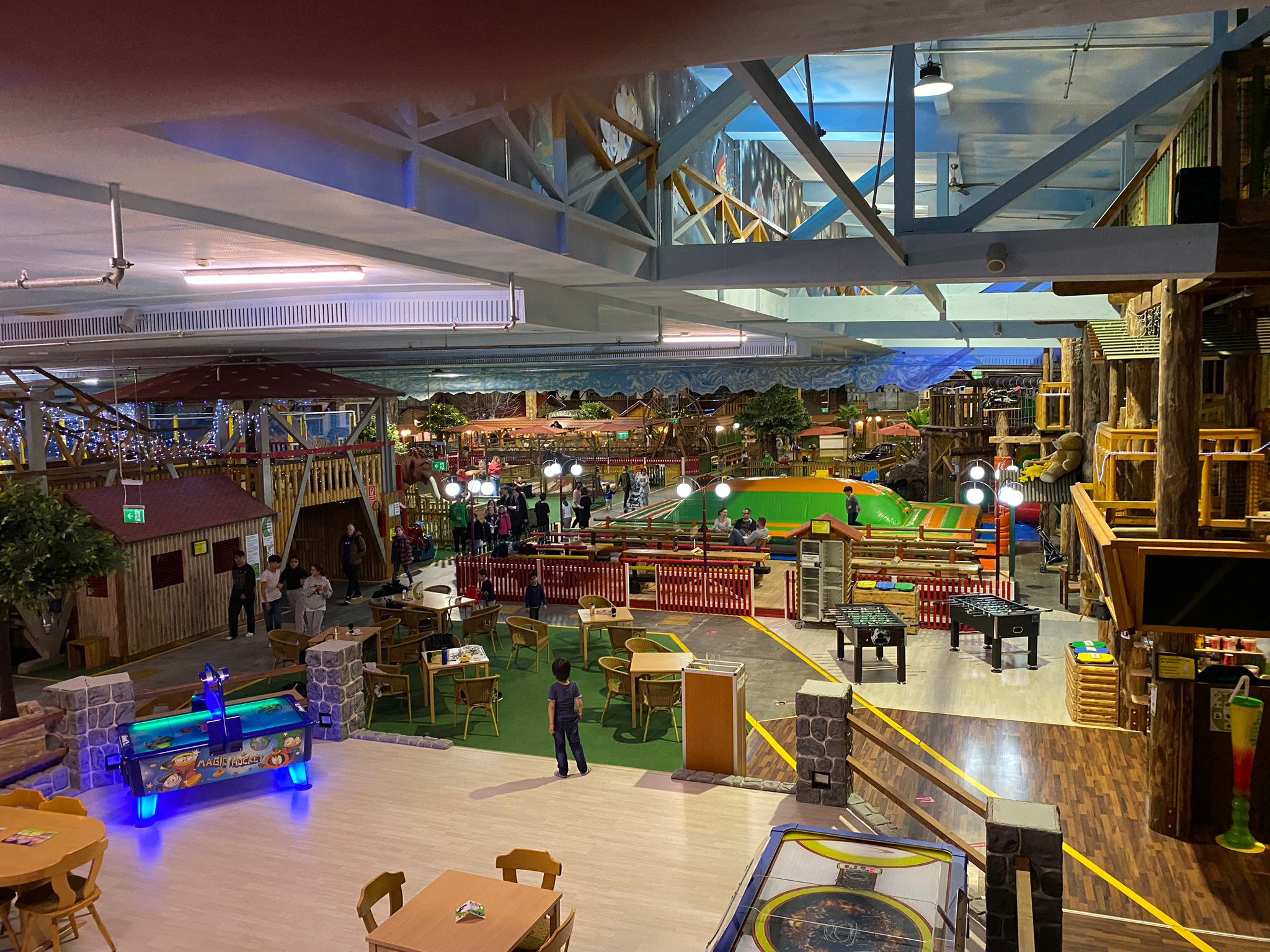 Spassi Freizeitpark mit vielen Gastro und Spielbereichen – Bild 1