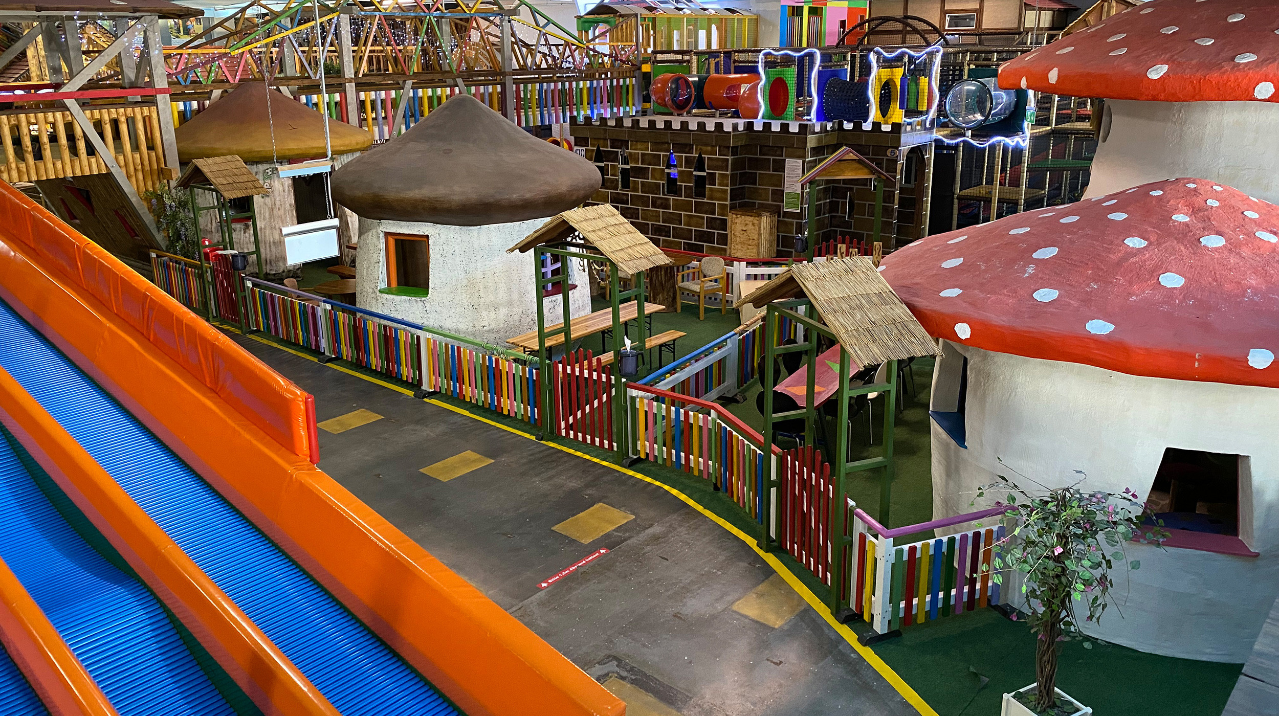 Spassi Freizeitpark mit vielen Gastro und Spielbereichen – Bild 2