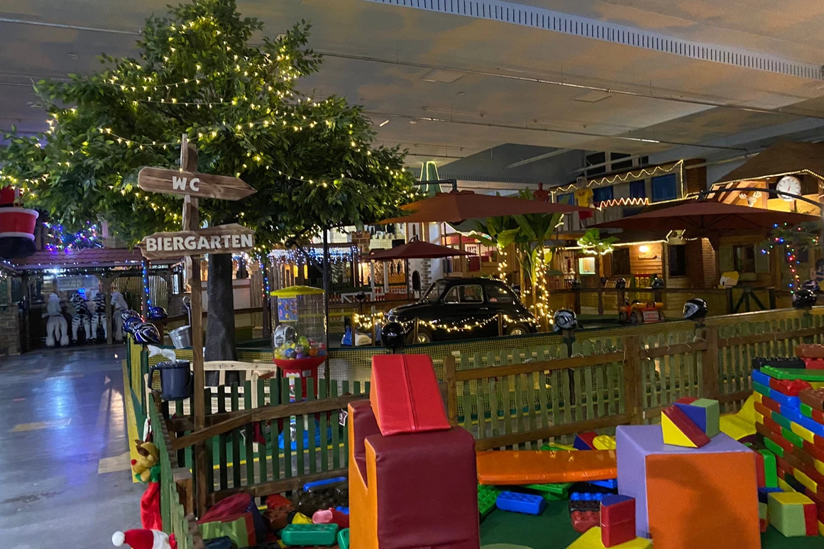 Spassi Freizeitpark mit vielen Gastro und Spielbereichen – Bild 3