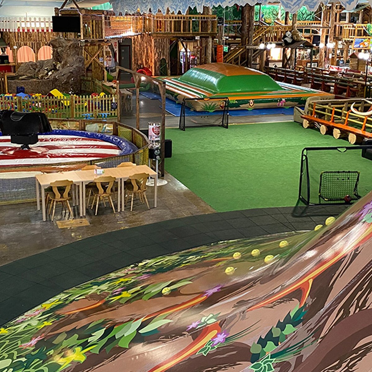 Spassi Freizeitpark mit vielen Gastro und Spielbereichen – Bild 5